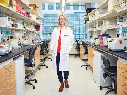 Stefani Spranger in a lab